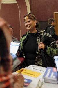 Jess bei einer parteiinternen Wahl. Sie ist im Gespräch und lacht herzlich.